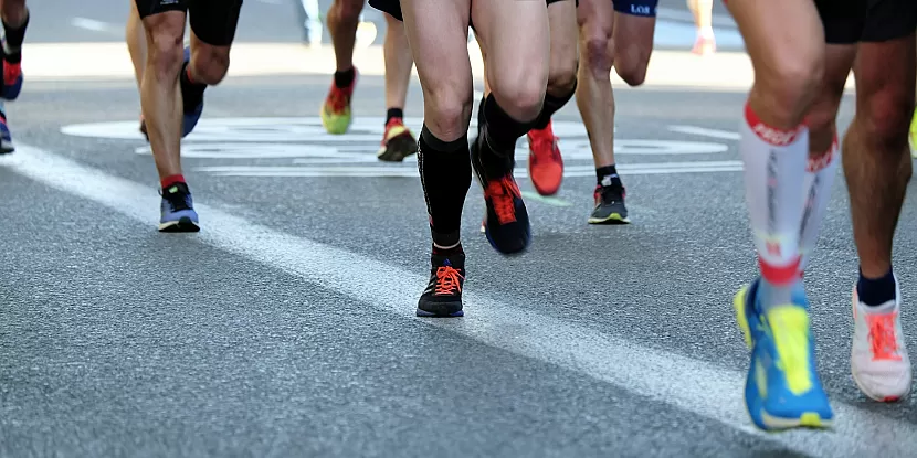 Image de couverture avec des personnes pratiquant du sport Course à pied