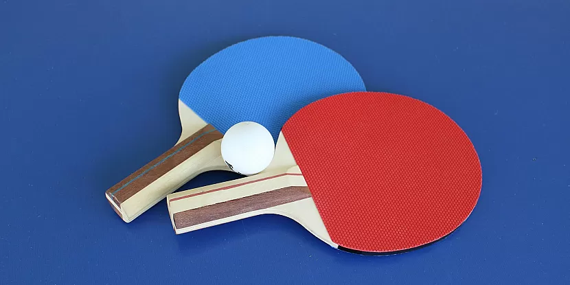 Image de couverture avec des personnes pratiquant du sport Ping Pong