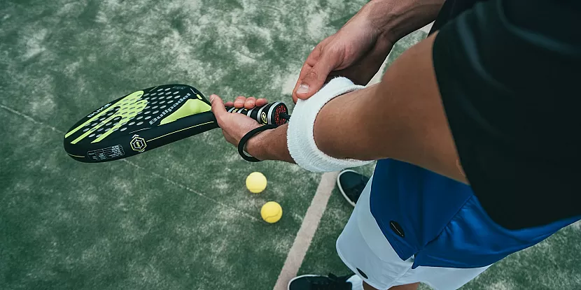 Image de couverture avec des personnes pratiquant du sport Padel